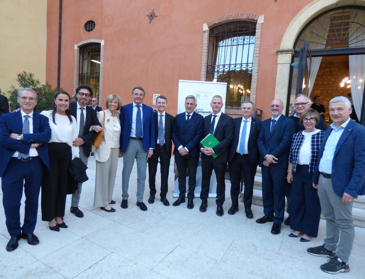 I vertici di Federfarma e F.O.F.I. all’incontro con le farmacie veronesi  che hanno reso possibile la Giornata di Raccolta del Farmaco 2024. «Un grande gruppo che partecipa attivamente alla solidarietà sanitaria» 